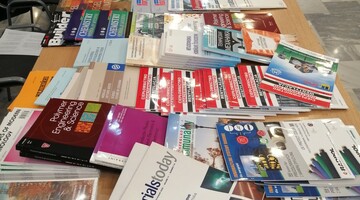 Książki i czasopisma oferowane przez Bibliotekę odwiedzającym klub Politechnik podczas Książkowania

