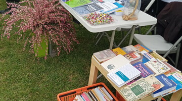 Książki na stoisku Biblioteki dla uczestników Pikniku